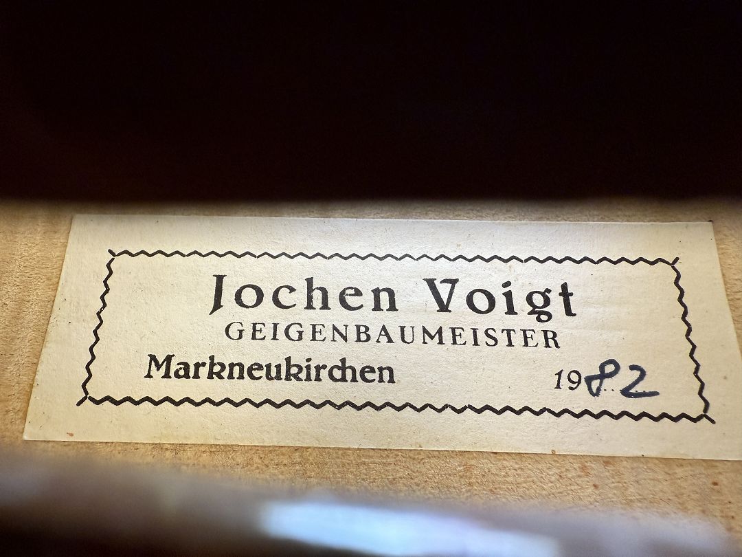 Voigt Jochen - Markneukirchen Anno 1982 - 41,0 cm - B-138